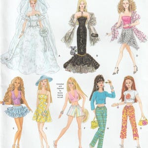 Puede incluir: Ilustración de ocho diseños de muñecas de moda. Las muñecas visten varios atuendos, incluyendo un vestido de novia, vestidos de noche y ropa casual. La imagen incluye el texto "Compiled and Digitised by Aussie Sewing & Craft."