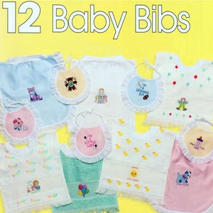 Puede incluir: Una colección de doce baberos para bebés en varios colores, cada uno con diseños bordados y texto. Los baberos presentan imágenes de un gato, un oso de peluche, un bebé, globos, patos y los textos "I'm a Growing Boy" y "Baby Fuel". El texto "12 Baby Bibs" está en la parte superior.