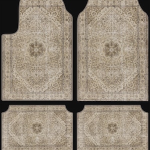 Puede incluir: Juego de cuatro alfombrillas beige para coche con un estampado floral ornamentado de estilo vintage. Las alfombrillas tienen forma rectangular con bordes curvos y un dise&ntilde;o de medall&oacute;n central. La paleta de colores incluye tonos beige y marr&oacute;n.