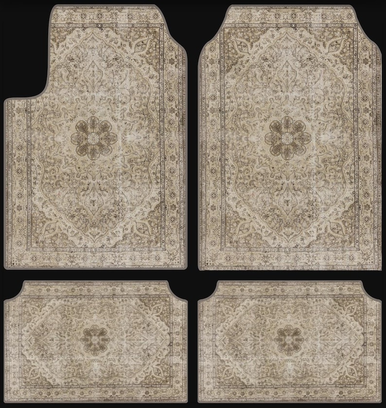 Puede incluir: Juego de cuatro alfombrillas beige para coche con un estampado floral ornamentado de estilo vintage. Las alfombrillas tienen forma rectangular con bordes curvos y un dise&ntilde;o de medall&oacute;n central. La paleta de colores incluye tonos beige y marr&oacute;n.