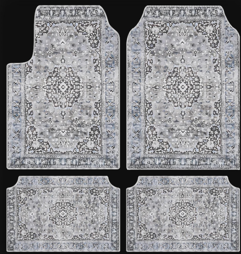 Puede incluir: Juego de cuatro alfombrillas para coche con un dise&ntilde;o de alfombra persa ornamentada. Las alfombrillas presentan una paleta de colores gris y azul con intrincados patrones y bordes. Dise&ntilde;adas para la parte delantera y trasera de un veh&iacute;culo.