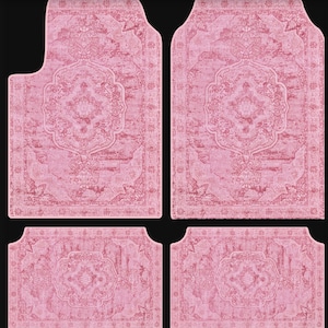 Puede incluir: Juego de cuatro alfombrillas rosas para coche con un dise&ntilde;o de alfombra oriental ornamentado y desgastado. Las alfombrillas incluyen dos piezas delanteras y dos traseras, cada una con una forma &uacute;nica para el interior del coche.
