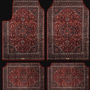 Puede incluir: Juego de cuatro alfombrillas para coche con un dise&ntilde;o de alfombra persa ornamentada. Las alfombrillas presentan un fondo rojo intenso con intrincados patrones en azul marino, crema y dorado. Los bordes est&aacute;n ribeteados en rojo, sobre fondo negro.