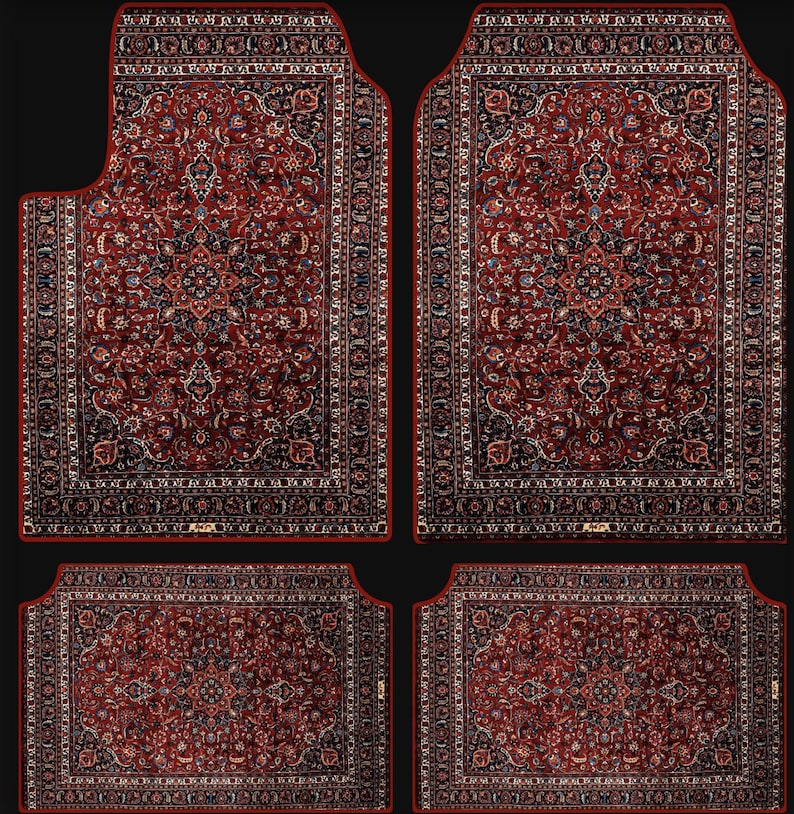 Puede incluir: Juego de cuatro alfombrillas para coche con un dise&ntilde;o de alfombra persa ornamentada. Las alfombrillas presentan un fondo rojo intenso con intrincados patrones en azul marino, crema y dorado. Los bordes est&aacute;n ribeteados en rojo, sobre fondo negro.
