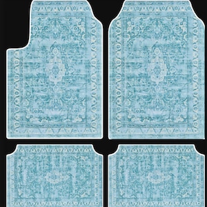 Puede incluir: Juego de cuatro alfombrillas para coche de color azul claro con un dise&ntilde;o de alfombra desgastada de estilo vintage. Las alfombrillas presentan un dise&ntilde;o de medall&oacute;n central y bordes ornamentados en tonos blancos y azules. El juego incluye dos alfombrillas delanteras y dos traseras.