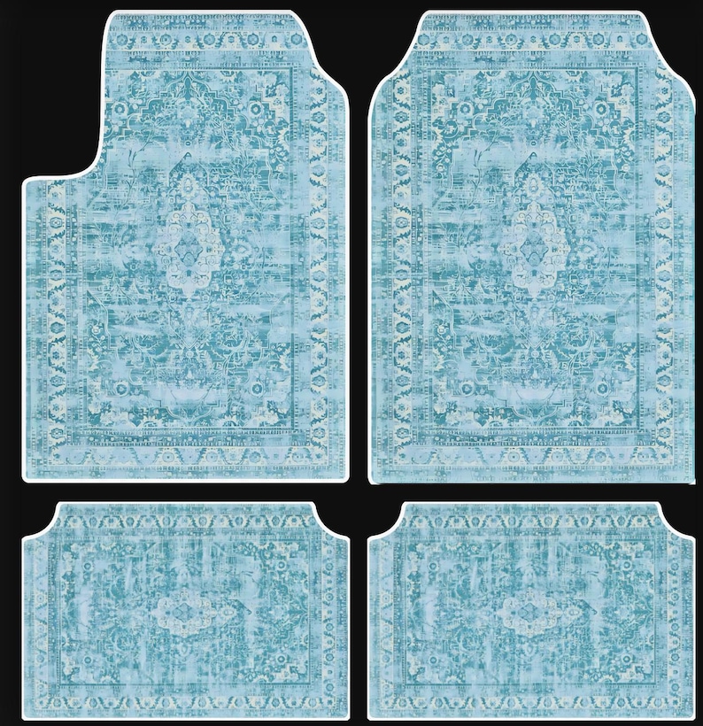 Puede incluir: Juego de cuatro alfombrillas para coche de color azul claro con un dise&ntilde;o de alfombra desgastada de estilo vintage. Las alfombrillas presentan un dise&ntilde;o de medall&oacute;n central y bordes ornamentados en tonos blancos y azules. El juego incluye dos alfombrillas delanteras y dos traseras.