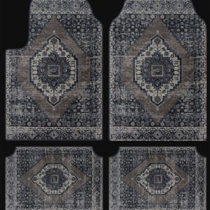 Puede incluir: Juego de cuatro alfombrillas para coche con dise&ntilde;o de alfombra envejecida. Las alfombrillas presentan un patr&oacute;n central de diamante en tonos marr&oacute;n, azul y crema, rodeado de bordes florales ornamentados. Para la parte delantera y trasera del veh&iacute;culo.