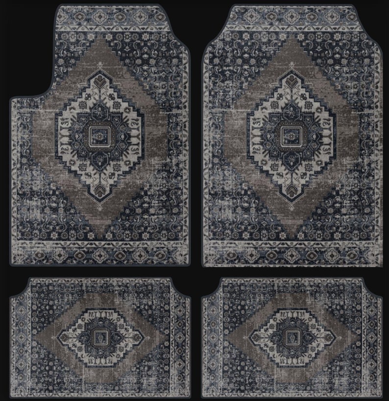 Puede incluir: Juego de cuatro alfombrillas para coche con dise&ntilde;o de alfombra envejecida. Las alfombrillas presentan un patr&oacute;n central de diamante en tonos marr&oacute;n, azul y crema, rodeado de bordes florales ornamentados. Para la parte delantera y trasera del veh&iacute;culo.