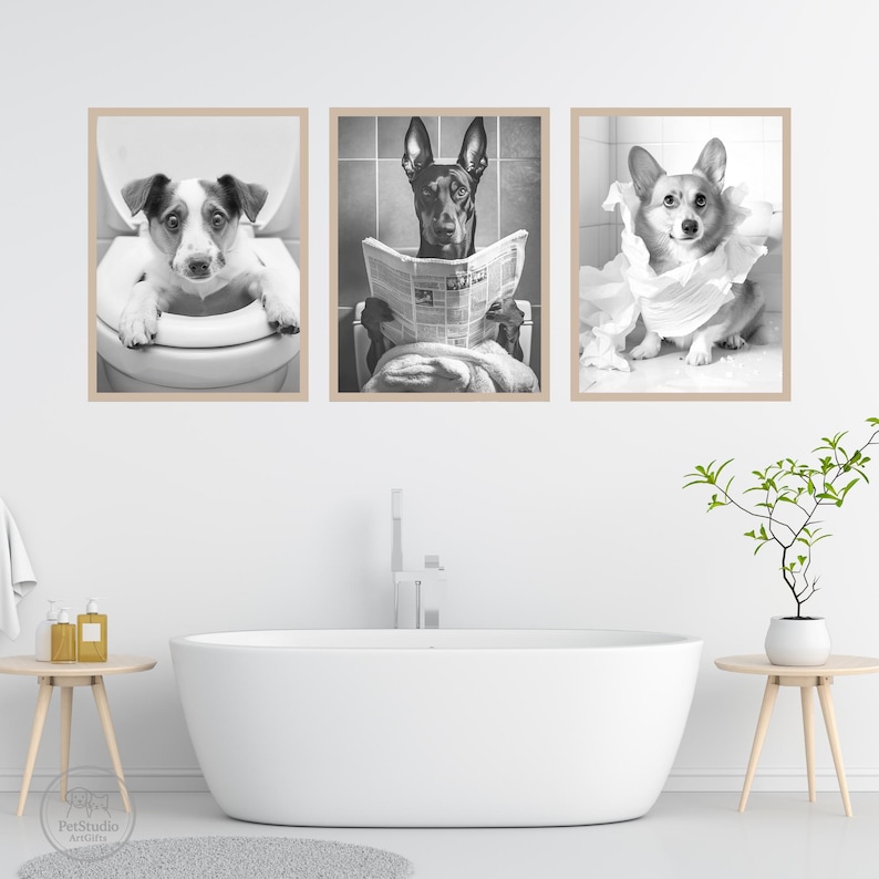 Puede incluir: Tres retratos de perros en blanco y negro enmarcados. Uno muestra un perro en un inodoro, otro un perro leyendo un peri&oacute;dico y el tercero un perro envuelto en papel higi&eacute;nico. Los retratos se muestran encima de una ba&ntilde;era blanca.