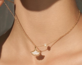 Mother of Pearl Leaf Pearl Pendant, Dainty Natural Pearl Necklace, Pearl Necklace for Women, Wedding Jewelry, Mother's Day Gift,Gift for Her