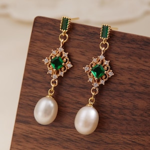 Orecchini pendenti con perle d'acqua dolce naturali e smeraldo verde, pietra portafortuna di maggio, regalo elegante in oro per lei, orecchini con pietra verde smeraldo