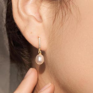 Pendientes de aro de perla natural de agua dulce, de plata de ley, para dama de honor, delicados y para uso diario. imagen 2