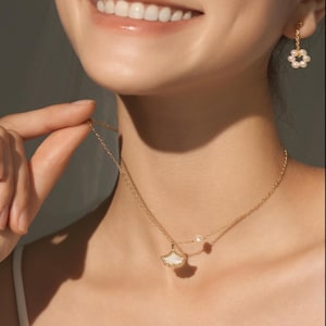 Mother of Pearl Leaf Pearl Pendant, Dainty Natural Pearl Necklace, Pearl Necklace for Women, Wedding Jewelry, Mother&#39;s Day Gift,Gift for Her