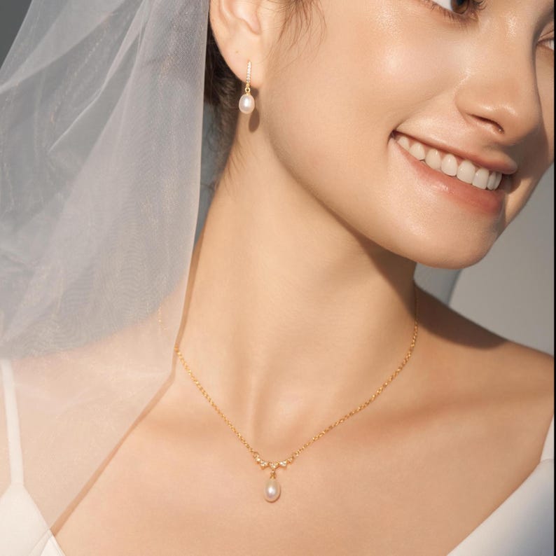 Pendientes de aro de perla natural de agua dulce, de plata de ley, para dama de honor, delicados y para uso diario. imagen 7