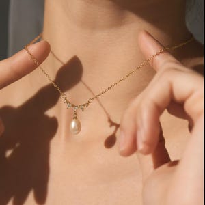 Pendientes de aro de perla natural de agua dulce, de plata de ley, para dama de honor, delicados y para uso diario. imagen 6