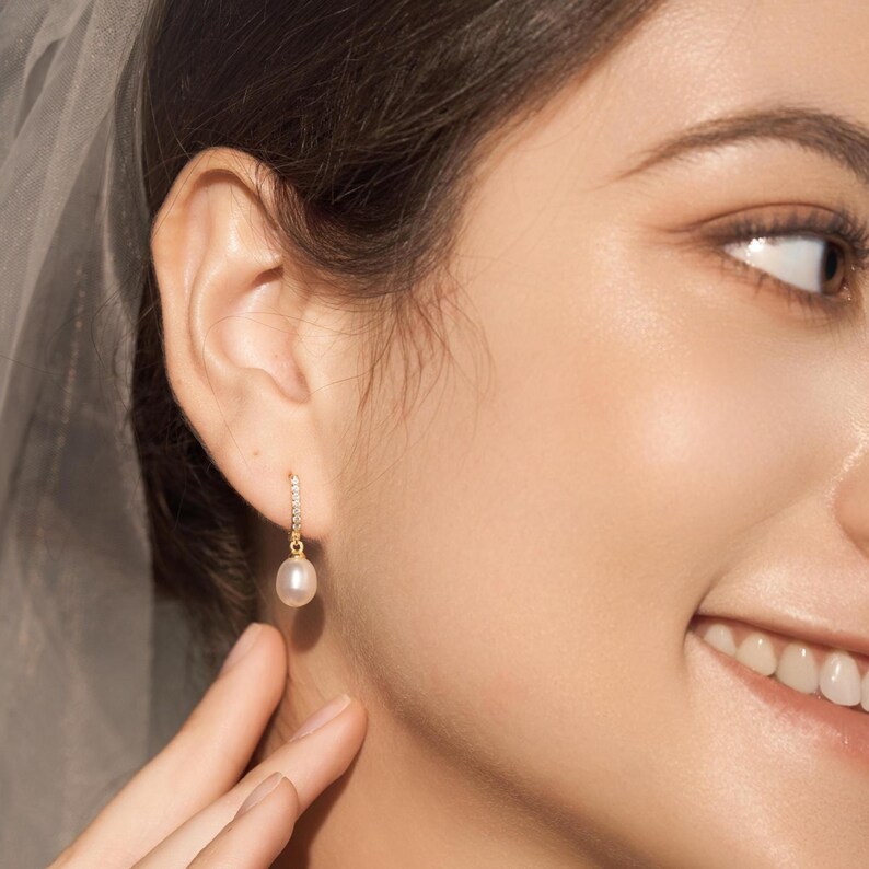 Pendientes de aro de perla natural de agua dulce, de plata de ley, para dama de honor, delicados y para uso diario. imagen 2