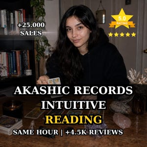 Könnte beinhalten: Eine Person in einem schwarzen Kapuzenpullover sitzt an einem Holztisch mit Tarotkarten, Kristallen und einem Salbeibündel. Textüberlagerungen zeigen +25.000 SALES, 5.0 RATING, AKASHIC RECORDS INTUITIVE READING, SAME HOUR | +4.5K REVIEWS und fünf gelbe Sterne.