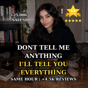 Könnte beinhalten: Eine Person mit dunklem Haar in einem schwarzen Kapuzenpullover sitzt an einem Holztisch mit Tarotkarten, Kristallen und einer Kerze. Textüberlagerungen: +25.000 SALES, 5.0 RATING, DONT TELL ME ANYTHING I'LL TELL YOU EVERYTHING, SAME HOUR | +4.5K REVIEWS.