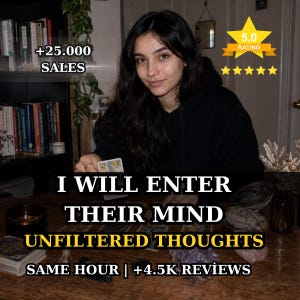 Pode incluir: Uma pessoa de cabelos escuros longos com moletom preto sentada a uma mesa de madeira com cartas de tarô, cristais e sálvia. O texto inclui +25.000 SALES, 5.0 RATING, I WILL ENTER THEIR MIND UNFILTERED THOUGHTS, SAME HOUR e +4.5K REVIEWS.