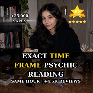 以下が含まれることがあります： 「+25.000 SALES」、「5.0 RATING」、「EXACT TIME FRAME PSYCHIC READING」、「SAME HOUR | +4.5K REVIEWS」というテキストが記載されたサイキックリーディングサービスの広告。黒いパーカーを着た人物とタロットカード、クリスタルが写っています。