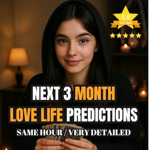 Puede incluir: Una mujer con una sudadera con capucha negra sonríe, sosteniendo cartas del tarot. El texto superpuesto dice "NEXT 3 MONTH LOVE LIFE PREDICTIONS" y "SAME HOUR / VERY DETAILED". Un gráfico de estrella dorada indica una calificación de 5.0.