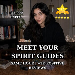 Può includere: Una persona con capelli scuri indossa una felpa nera e siede a un tavolo di legno con tarocchi, cristalli e una candela. Testo: +25.000 SALES, 5.0 RATING, MEET YOUR SPIRIT GUIDES, SAME HOUR | +5K POSITIVE REVIEWS.