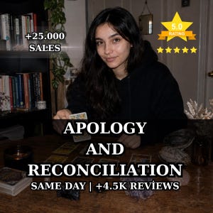 Può includere: Una persona con felpa nera seduta a un tavolo di legno con carte dei tarocchi, cristalli e una candela. Il testo include +25.000 SALES, 5.0 RATING, APOLOGY AND RECONCILIATION e SAME DAY | +4.5K REVIEWS. Librerie visibili sullo sfondo della scena.