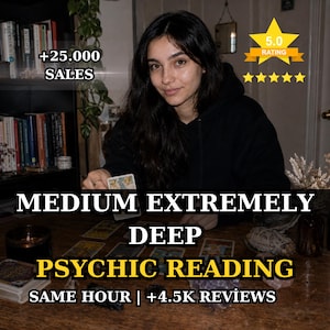 Op de afbeelding: Een persoon in een zwarte hoodie voert een tarotkaartlezing uit op een houten tafel. Tekstoverlays bevatten +25.000 SALES, 5.0 RATING, MEDIUM EXTREMELY DEEP PSYCHIC READING en SAME HOUR | +4.5K REVIEWS. Verschillende tarotkaarten en kristallen zijn zichtbaar.