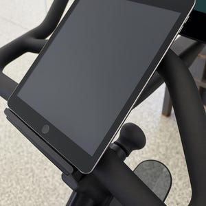 Tablettelefoon Laptopboekhouder voor Peloton Bike en Bike+ | Fietsdragerbevestiging | Gemakkelijk aan en uit te klikken | Rijden en multitasken