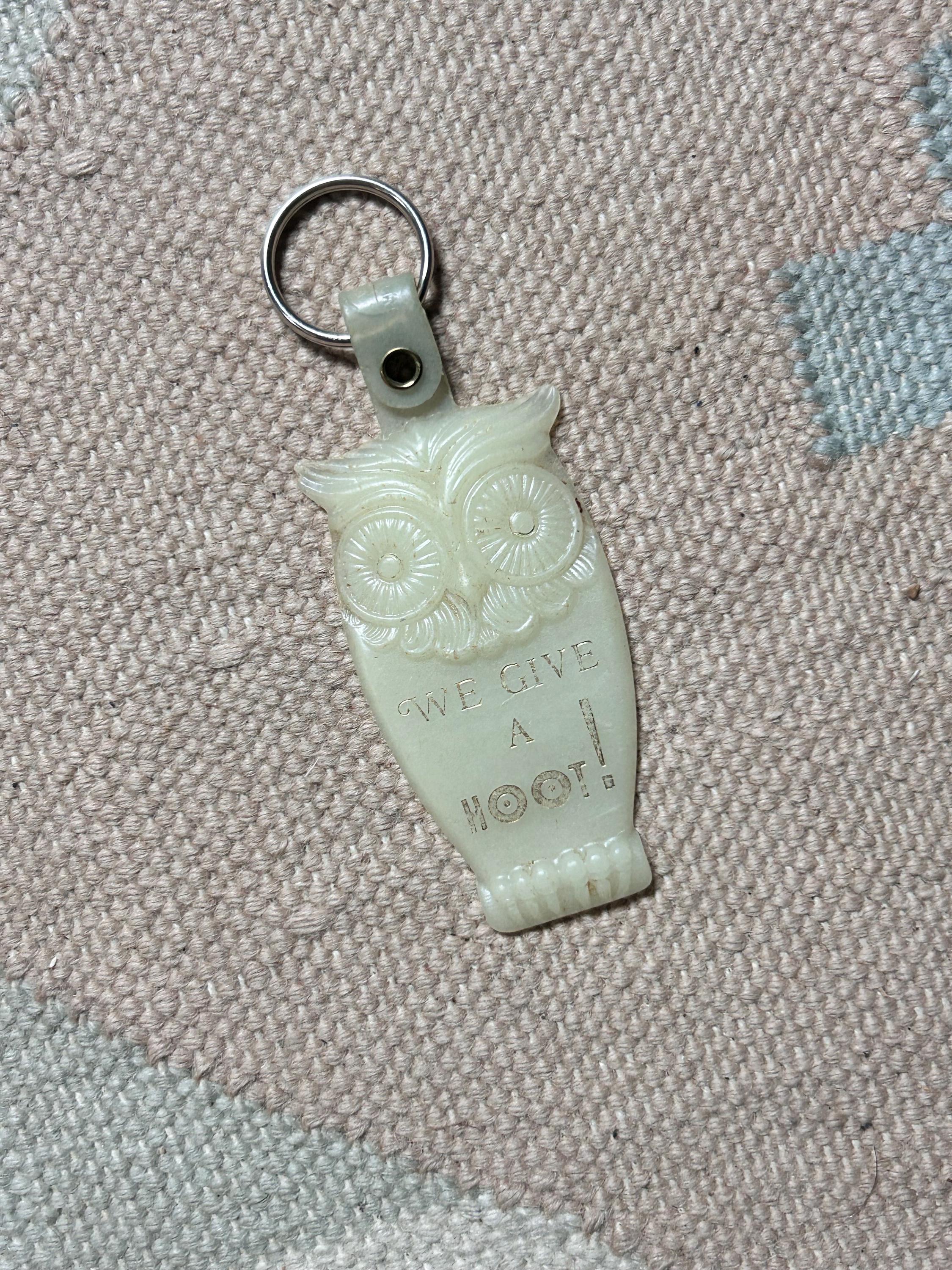 Vintage 1970s “We Give a Hoot” Owl advertisement keychain for Irvine shell Service