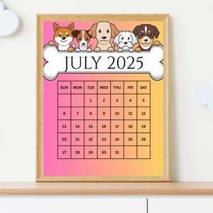 Peut inclure: Calendrier de juillet 2025 encadré, avec un fond dégradé rose et jaune. Le calendrier présente des illustrations de chiens de dessin animé au-dessus du texte en forme d'os "JULY 2025". La grille du calendrier est noire.