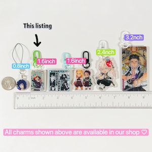 K&ouml;nnte beinhalten: Anime-Charms mit Charakteren aus Demon Slayer, in verschiedenen Gr&ouml;&szlig;en von 2 cm bis 8.1 cm. Jeder Charm ist an einem Schl&uuml;sselanh&auml;nger oder Verschluss befestigt. Der Text "This listing" und "All charms shown above are available in our shop" ist sichtbar.
