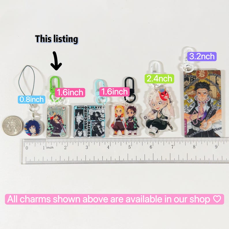 K&ouml;nnte beinhalten: Anime-Charms mit Charakteren aus Demon Slayer, in verschiedenen Gr&ouml;&szlig;en von 2 cm bis 8.1 cm. Jeder Charm ist an einem Schl&uuml;sselanh&auml;nger oder Verschluss befestigt. Der Text "This listing" und "All charms shown above are available in our shop" ist sichtbar.