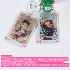 K&ouml;nnte beinhalten: Zwei rechteckige Acryl-Anh&auml;nger mit Illustrationen im Anime-Stil. Einer zeigt eine Figur mit dunklen Haaren und einem gemusterten Hintergrund, der andere zeigt eine Figur mit einem Schwert. Beide haben klare Kanten und Schl&uuml;sselanh&auml;nger.