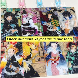 K&ouml;nnte beinhalten: Anime-Schl&uuml;sselanh&auml;nger mit farbenfrohen Charakterillustrationen. Jeder Schl&uuml;sselanh&auml;nger zeigt eine andere Figur und hat einen farbigen Verschluss. Der Text "Check out more keychains in our shop" ist zu sehen.