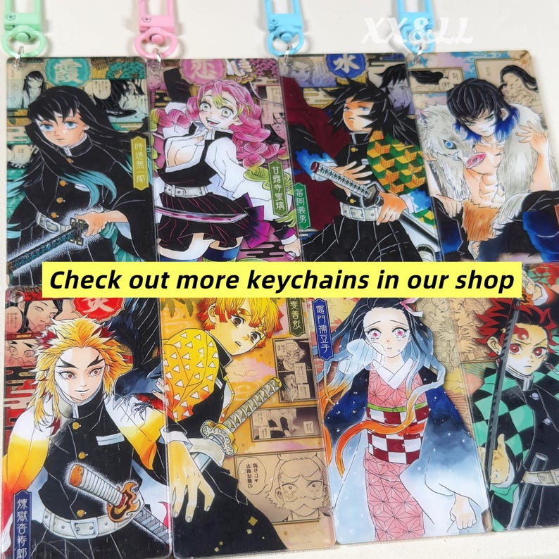 K&ouml;nnte beinhalten: Anime-Schl&uuml;sselanh&auml;nger mit farbenfrohen Charakterillustrationen. Jeder Schl&uuml;sselanh&auml;nger zeigt eine andere Figur und hat einen farbigen Verschluss. Der Text "Check out more keychains in our shop" ist zu sehen.