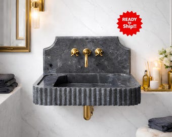 Lavabo en marbre noir avec dosseret : façade rainurée, lavabo