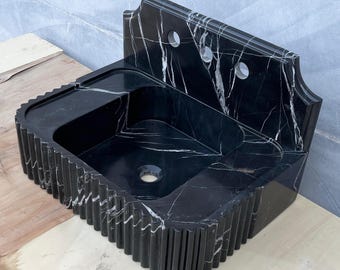 Lavabo Nero Marquina en marbre avec dosseret : façade rainurée, montage mural