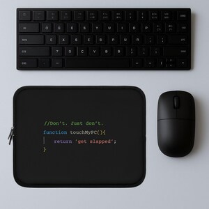 以下が含まれることがあります： 黒いコンピューターキーボード、マウス、ラップトップスリーブ。 スリーブには、カラフルなコードフォントで「//Don't. Just don't. function touchMyPC(){ return 'get slapped'; }」というテキストがあります。 キーボードはコンパクトなデザインです。