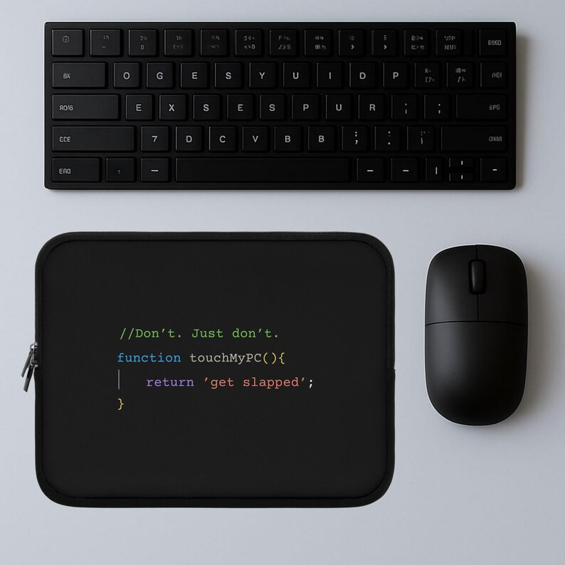 以下が含まれることがあります： 黒いコンピューターキーボード、マウス、ラップトップスリーブ。 スリーブには、カラフルなコードフォントで「//Don't. Just don't. function touchMyPC(){ return 'get slapped'; }」というテキストがあります。 キーボードはコンパクトなデザインです。