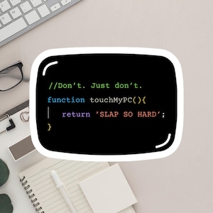 以下が含まれることがあります： 黒いステッカー、白い縁取り、コンピューターコード、テキスト「//Don't. Just don't. function touchMyPC(){ return 'SLAP SO HARD'; }」が特徴。キーボード、メガネ、メモ帳のある明るい背景。