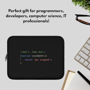 以下が含まれることがあります： 黒いノートパソコンスリーブ、ジッパー開閉式。スリーブには、緑、青、赤のテキストでプログラミングコードが表示されています。テキストは「//Don't. Just don't. function touchMyPC(){ return 'get slapped'; }」と書かれています。「Perfect gift for programmers, developers, computer science, IT professionals!」の文字が上部にあります。