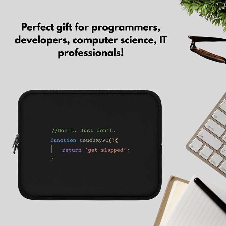 以下が含まれることがあります： 黒いノートパソコンスリーブ、ジッパー開閉式。スリーブには、緑、青、赤のテキストでプログラミングコードが表示されています。テキストは「//Don't. Just don't. function touchMyPC(){ return 'get slapped'; }」と書かれています。「Perfect gift for programmers, developers, computer science, IT professionals!」の文字が上部にあります。