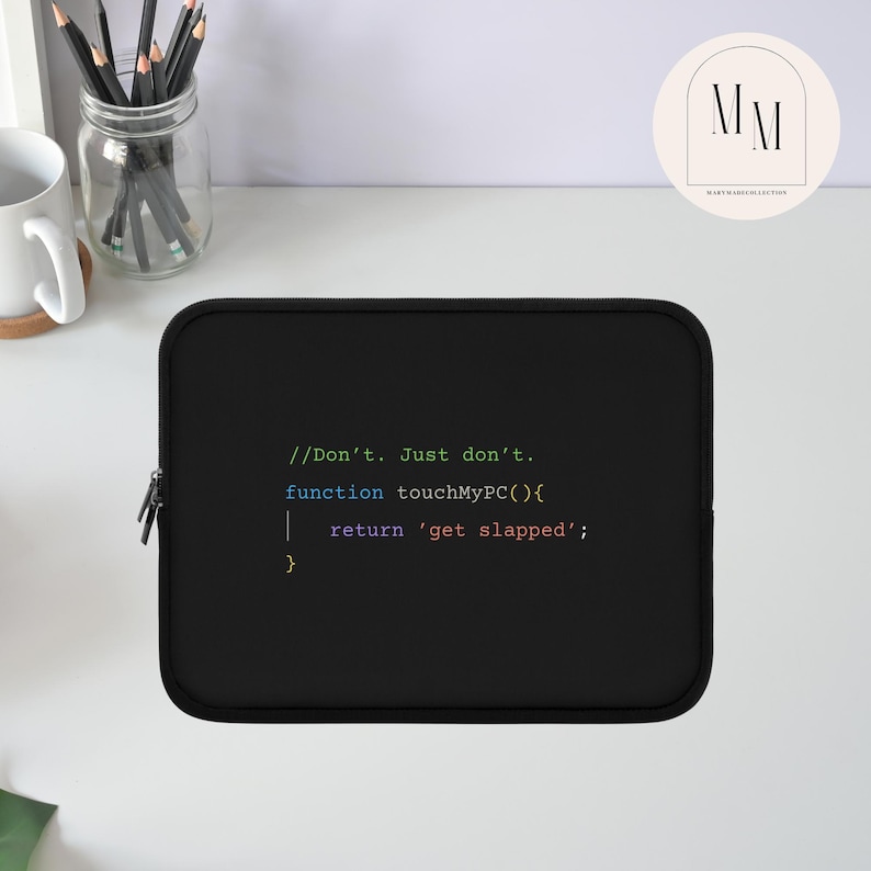 以下が含まれることがあります： 黒色のノートパソコンスリーブ、ジッパー開閉式。 スリーブにはカラフルなテキストが書かれています: "//Don't. Just don't. function touchMyPC(){ return 'get slapped'; }."