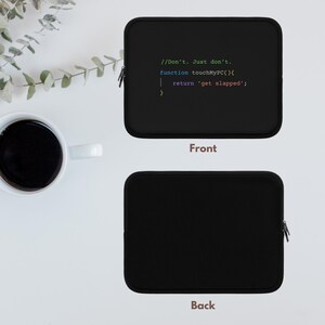 以下が含まれることがあります： 黒色のノートパソコンスリーブ、ジッパー開閉式。前面には、緑、青、白で「//Don't. Just don't. function touchMyPC(){ return 'get slapped'; }」と書かれています。背面は無地の黒色です。