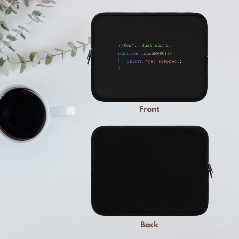 以下が含まれることがあります： 黒色のノートパソコンスリーブ、ジッパー開閉式。前面には、緑、青、白で「//Don't. Just don't. function touchMyPC(){ return 'get slapped'; }」と書かれています。背面は無地の黒色です。