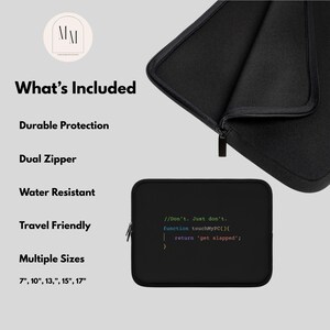 以下が含まれることがあります： 黒色のラップトップスリーブ。デュアルジッパー付きで、テキスト「//Don't. Just don't. function touchMyPC(){ return 'get slapped'; }」が特徴です。複数のサイズ（17.78cm、25.4cm、33.02cm、38.1cm、43.18cm）があります。このスリーブは耐水性があり、旅行に適しています。