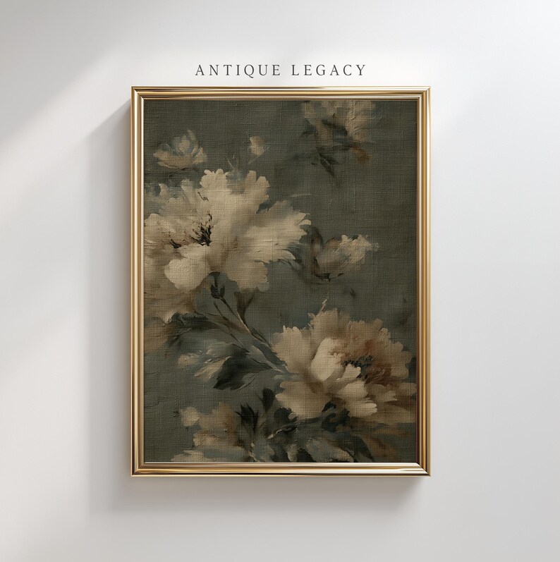 Op de afbeelding: Een ingelijste bloemenprint met een gouden lijst. Het kunstwerk toont grote, cr&egrave;mewitte bloemen tegen een donkergroene achtergrond. De woorden "ANTIQUE LEGACY" staan bovenaan het frame.