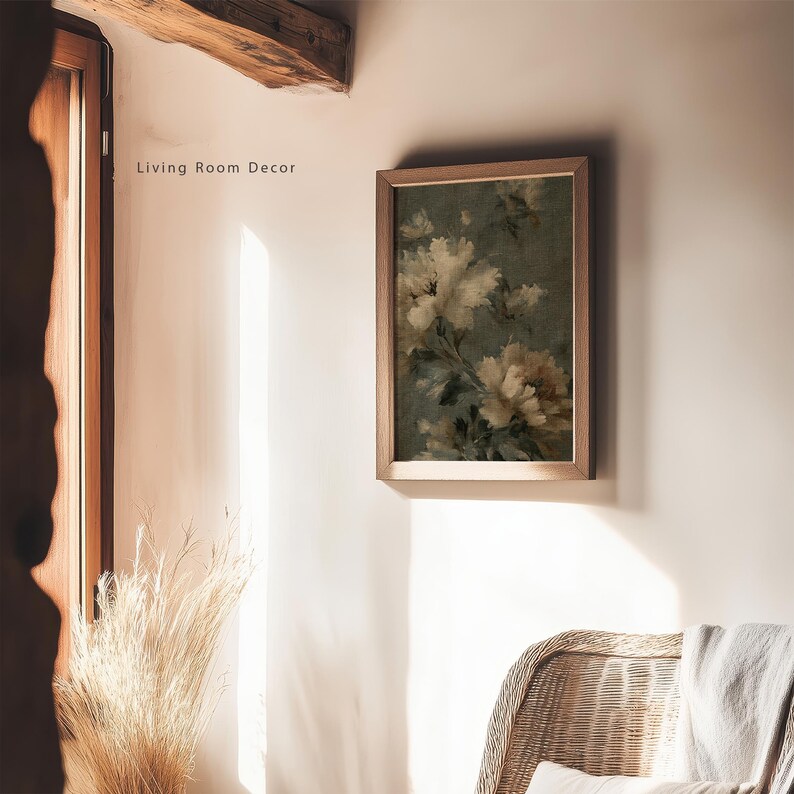 Op de afbeelding: Een ingelijste bloemenprint met een houten frame hangt aan een muur. Het kunstwerk toont witte bloemen tegen een donkergroene achtergrond. De tekst "Living Room Decor" is linksboven zichtbaar.