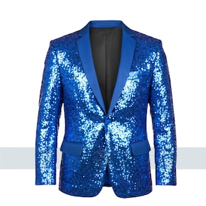 Può includere: Un blazer blu scintillante con paillettes, revers in raso e due tasche anteriori. La giacca ha una chiusura con un solo bottone e una fodera nera. Adatta per eventi speciali.